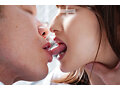 一般男女モニタリングAV マジックミラーの向こうにはキスをしてくれない旦那！愛する旦那とはご無沙汰な人妻がどんどん過激になる10種類の濃厚ディープキス体験！2 年下青年とのベロチューで久しぶりにオマ○コが熱くトロけた奥様は初めてのキスまみれセックスで連続中出… 画像5