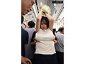 満員電車で吊り革にぶら下げられ両乳首同時開発のすえ無念の発情してしまった巨乳美女4 二羽紗愛 画像5